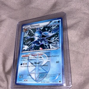 Glaceon - Snygg och samlarvänlig Pokémon-kort med Glaceon, en is-typ från Team Plasma. Kortet har cool design med is och blixtar, och är perfekt för dig som gillar att spela eller samla Pokémon. Skyddat i plastficka för extra säkerhet.