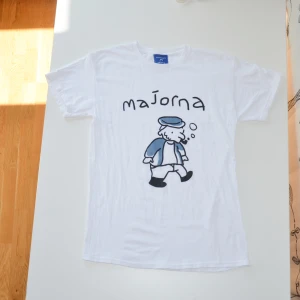 ”Majorna” Vit T-Shirt - Vit t-shirt med ”majorna” tryck | 100% Bomull | Tryckt i Stenugnsund | Storlek M, finns i andra storlekar på vår profil