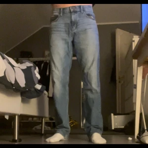 Jeans Lee West - Säljer ett par ljusblå lee jeans med klassisk rak passform och normal midja. Jeansen har fem fickor och stängs med dragkedja och knapp. Perfekta för en avslappnad och stilren look. Storlek:31:32