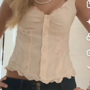 Brandy blus  - Säljer min jättefina blus från brandy. Jättepopulär och så fin och passar till alla olika samanhang. Den är väldigt ljusrosa vilket gör att den är lätt att styla och man kan både klä upp och klä ner den! 