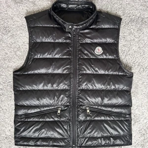 Moncler Gui - •9/10 skick - ✅ •Storlek - 2/M📏 •Inkluderat - väst👟 •Fraktar - inom 24h📦