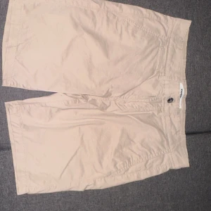 Beige bomullsshorts från Kappahl - Snygga beige shorts från Kappahl i storlek 30. 