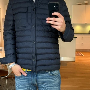 J.Lindeberg quiltad overshirt - Riktigt schysst quiltad dun overshirt. Endast använd några gånger och därför i väldigt bra skick utan defekter. Storlek M, modellen är 187.