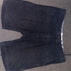 Mörkblå linneshorts från Dressmann - Snygga mörkblå shorts från Dressmann i storlek L, tillverkade i en skön linneblandning..