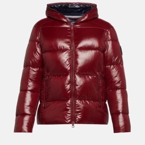 Save the duck jacka  - Säljer en vinröd pufferjacka från Parajumpers. Skriv vid eventuella frågor 