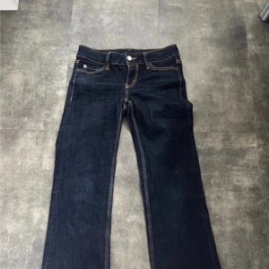Mörkblå bootcut jeans Cheap Monday - Mörkblå jeans från Cheap Monday använda 2 gånger så skulle säga att dom är nästan nya, säljer då dom helt enkelt inte kommer till någon användning(priset går att diskutera)💕