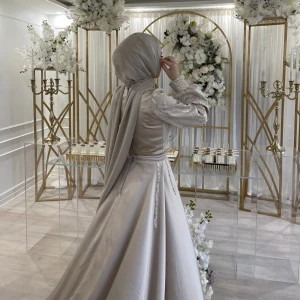 Klänning - Använd endast 1 gång.  Ordpris 4000kr