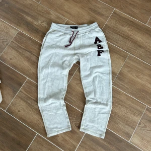 Abercrombie & fitch mjukisbyxor  - Ett par byxor från Abercrombie & fitch i storlek M. Finns 1 fläck (se sista bilden). Jag fraktar inom 24h. 