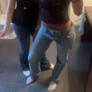 Ljusblå raka jeans - Säljer ett par ljusblå jeans med rak passform och låg midja. Jeansen har klassisk femficksdesign och är tillverkade i denim. Perfekta för dig som gillar en avslappnad och trendig look.