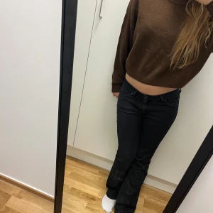 Brun croppad polotröja från H&M - Säljer en brun croppad polotröja från H&M i storlek M. Tröjan har lång ärm, ribbade muddar och en hög krage som ger en chill vibe. Materialet är stickat och passar perfekt till jeans eller kjol. Perfekt för dig som gillar enkla och snygga plagg.