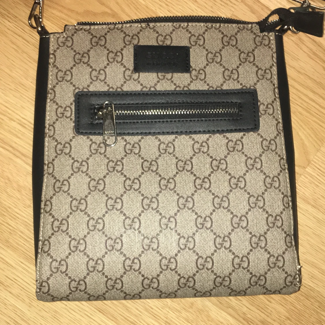 axelväska med GG-mönster