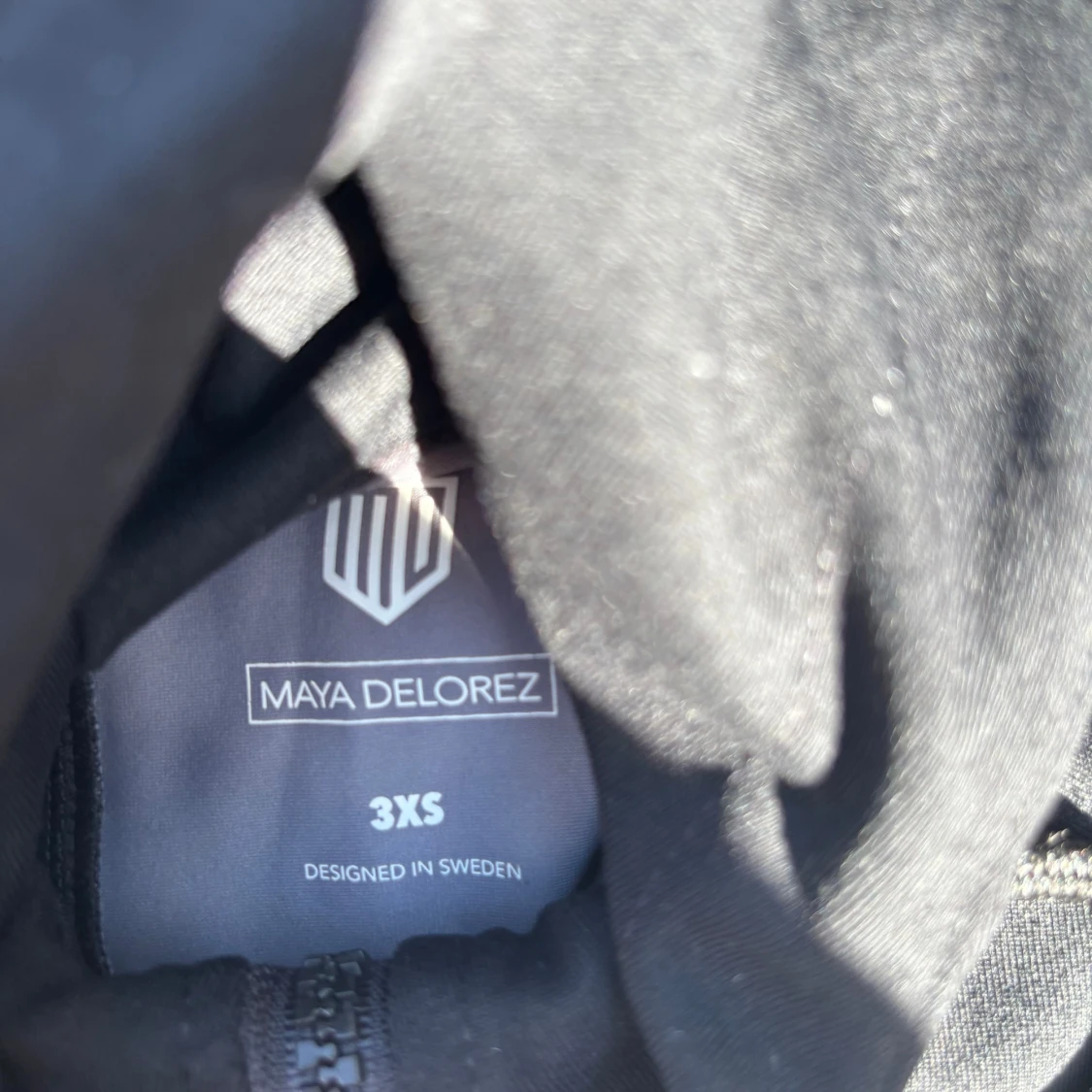 Svart hoddie från Maya Delorez - 1