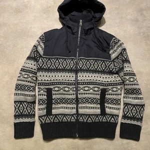 Vinter/jul Jacka - Jul/ vinterjacka med snyggt mönster. Storlek L! Vid frågor kontakta