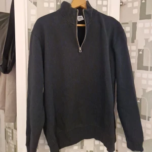 Mörkgrön half zip tröja från Zara - Snygg mörkgrön långärmad tröja från Zara med half zip-dragkedja och hög krage. Tröjan har en clean look och är gjord i mjuk bomull, perfekt för chill dagar.