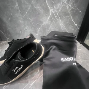  Saint Laurent sneakers - Dessa är lite slitna( kom pm för bild ) därför av lågt pris, annars riktigt bekväma o sköna. Äktenhet kan ej garanteras men de känns riktiga och ser riktiga ut