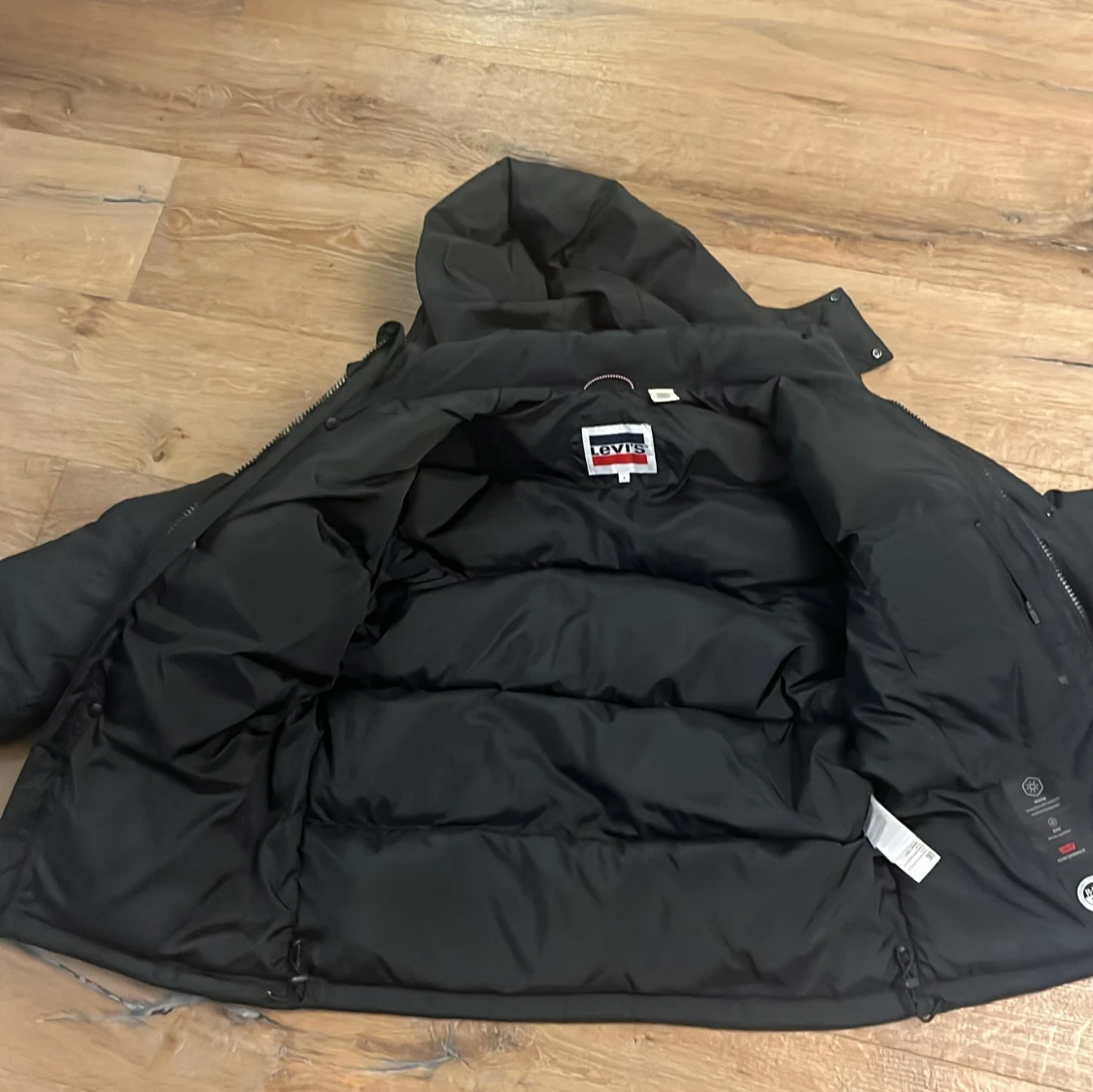 Svart dunjacka med huva från Levi's - 4