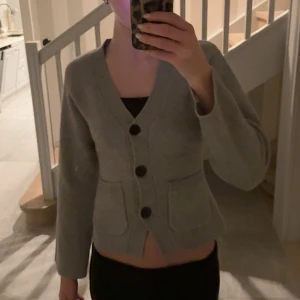 Kofta från Gina  - Superfin kofta från Gina, helt oanvänd pga att den är för liten 