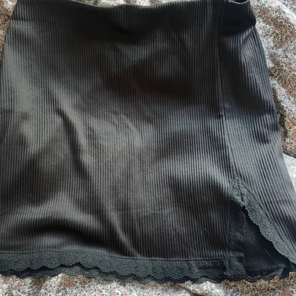 Svart ribbad minikjol med spetskant