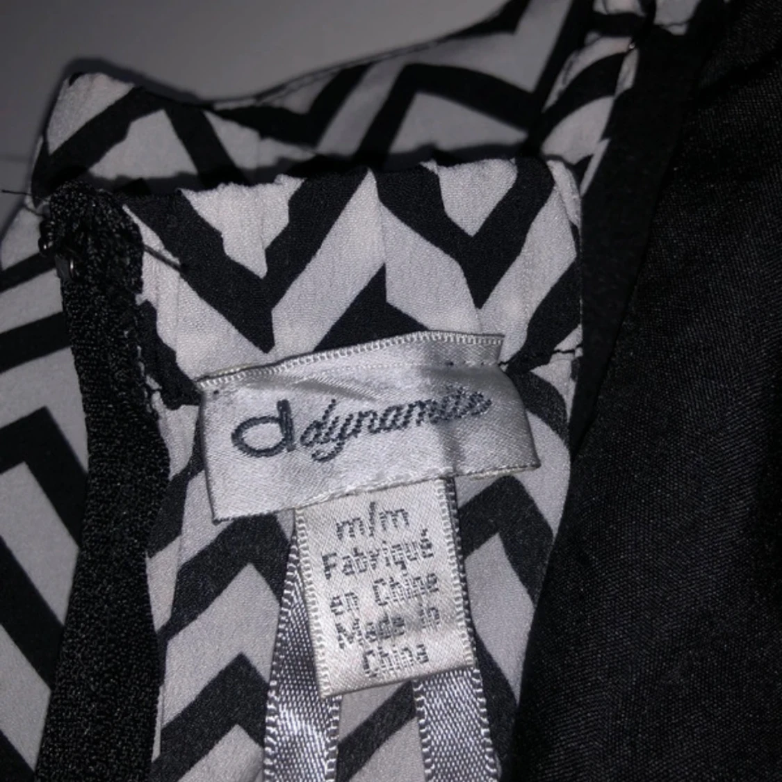 Svartvit zigzag klänning Dynamite - 2