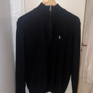 Svart polotröja från Polo Ralph Lauren - Svart polotröja från Polo Ralph Lauren med halvzip 