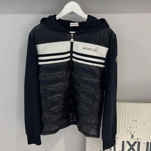 Moncler Cardigan M - Storlek M. Skick 9/10 väldigt bra! Pris:4599:-