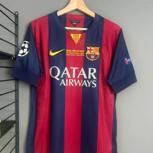 Barcelona tröja CL 2015  - Säljer nu min Neymar tröja från 2015 finalen i Berlin då jag inte har använt den på ett tag, tröjan är i mycket fint skick och försiktigt använt 