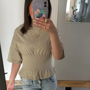 Beige korsett-topp med volang - Köpt från Gina, använd men inga defekter eller liknande 