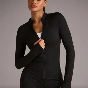 Svart långärmad half zip träningströja - Svart långärmad träningströja med half zip och tight passform. Passar även XS 