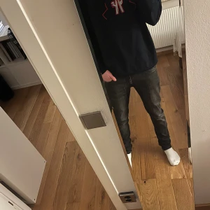 Svart sweatshirt från Moncler - Svart sweatshirt från Moncler med stort broderat logomärke i rött och vitt på bröstet och mindre logga på ärmen. Tröjan har rund hals, ribbade muddar och är långärmad. Perfekt för dig som gillar stilrena och exklusiva märken. Är själv 180 cm o passar perfekt, helt oanvänd ä. 