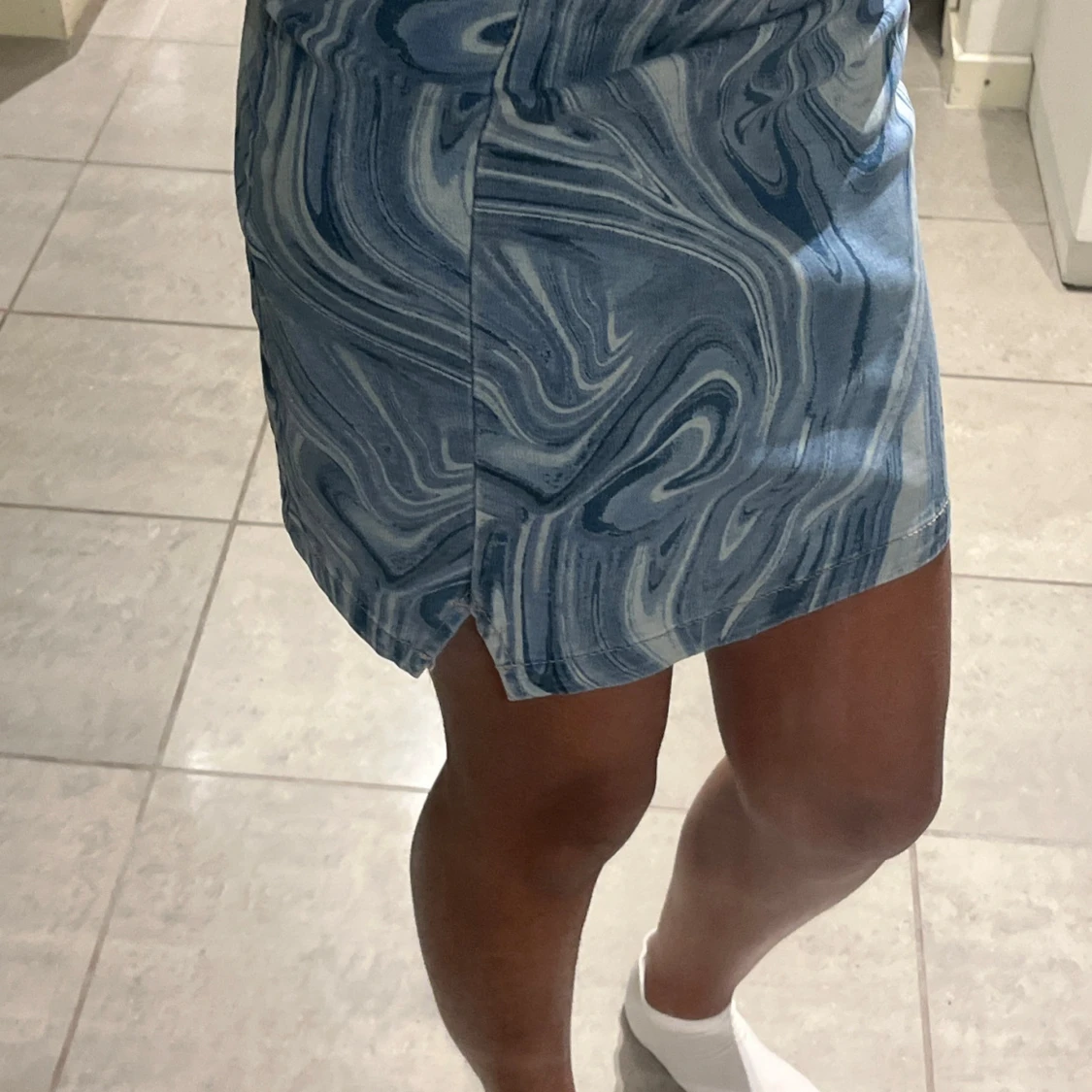Blå swirlmönstrad kortkjol  - 2