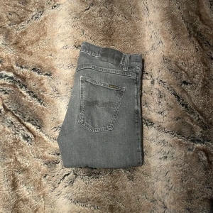 Nudie jeans  - Tja, säljer dessa nudie jeans i modellen Lean Dean. Storlek 32/32, midjemått 42,5. Fint skick. Om det finns några frågor så är det bara att höra av sig. 