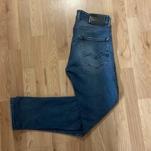 Replay Grover Jeans - Säljer dessa riktigt stilrena Replay Jeans i bra skick. De är sparsamt använda och har inga defekter. Storlek 28/32 men uppsydda till ungefär 28/30. Hör av er vid funderingar så löser vi en bra affär. 