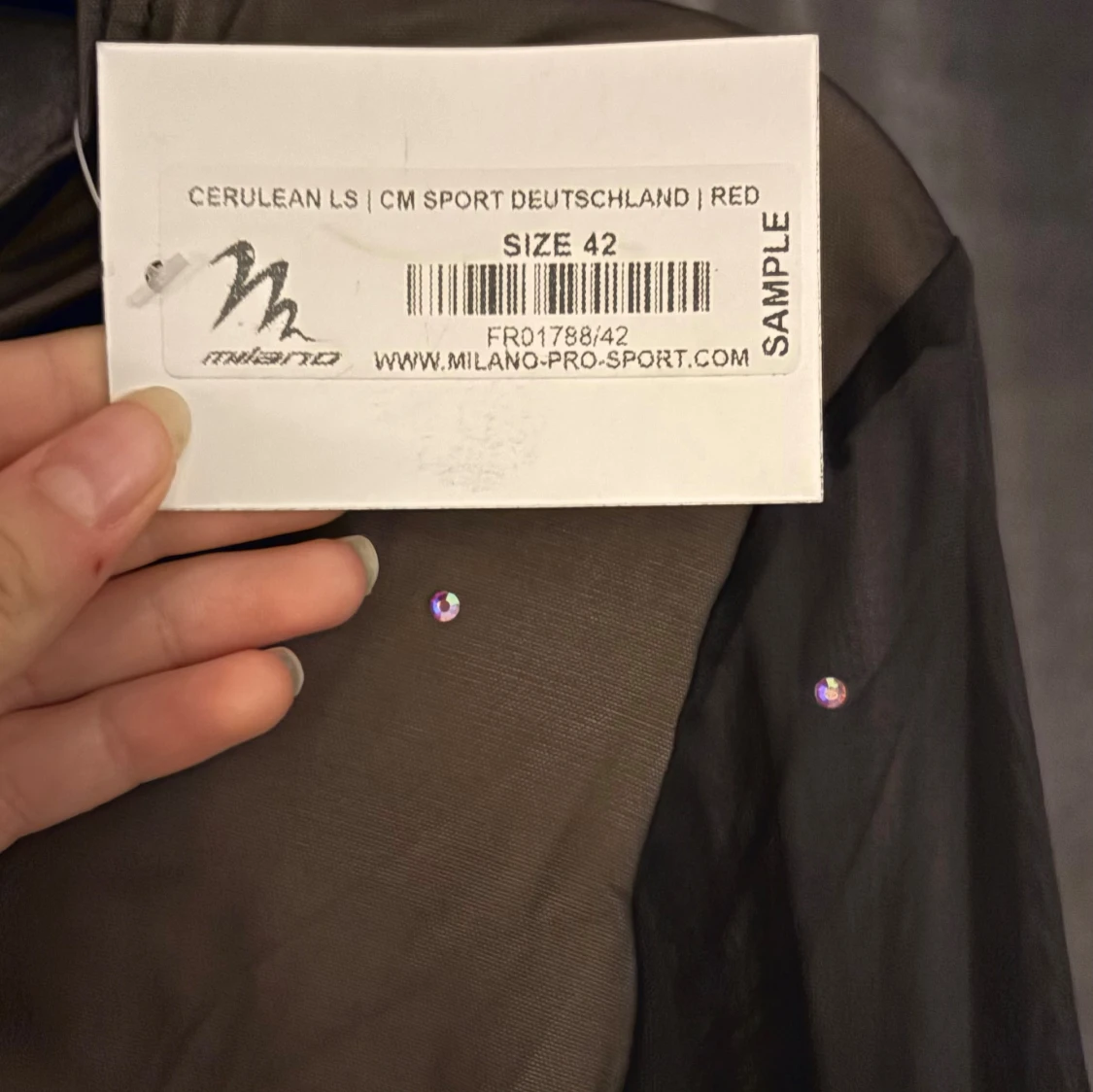 Svart och röd glittrig långärmad gymnastikdräkt  - 4