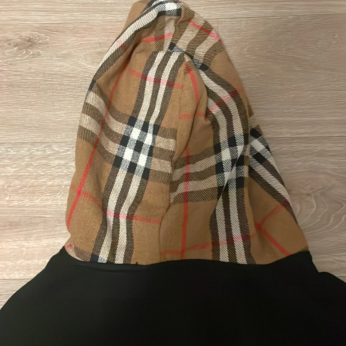 Svart Burberry hoodie med rutig huva - 2