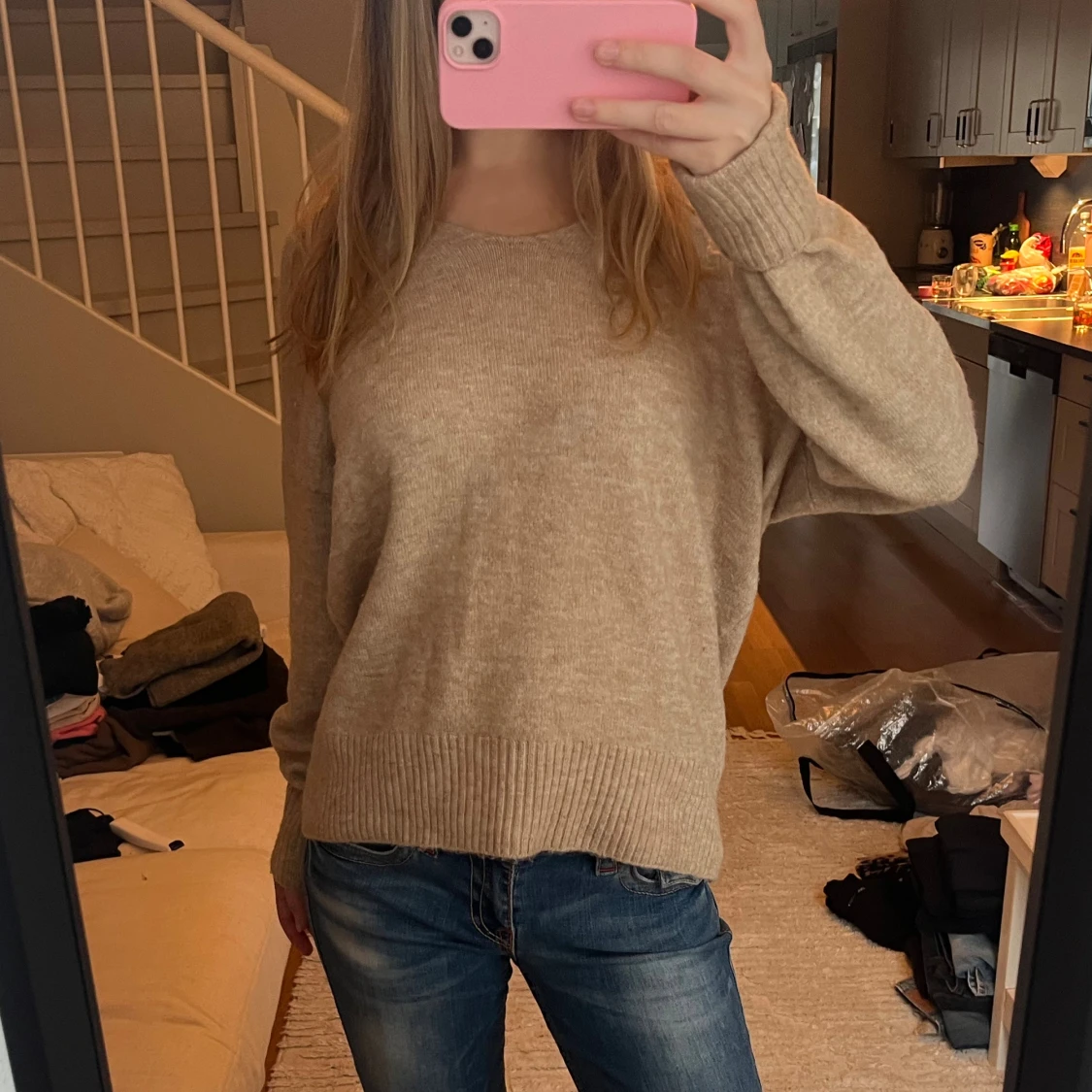 Beige stickad tröja med v-ringning - 1