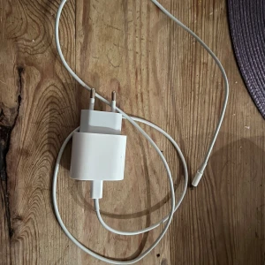 Apple USB-C Laddare med Lightning-kabel 2st - Finns 2st 250kr st Original Apple USB-C laddare med tillhörande Lightning-kabel. Passar iPhone, iPad och andra Apple-enheter. Kabel och adapter i gott skick, inga synliga skador eller slitage. Perfekt för snabb och säker laddning.