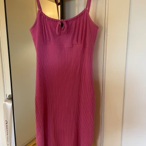 Rosa ribbad klänning från & Other Stories - rosa medellång klänning från ullared. använd fåtal gånger och i fint skick. storlek: s/36-38