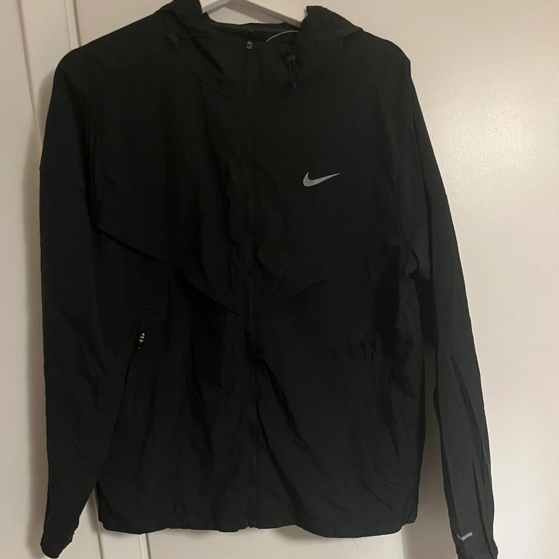 Svart Nike vindjacka med huva