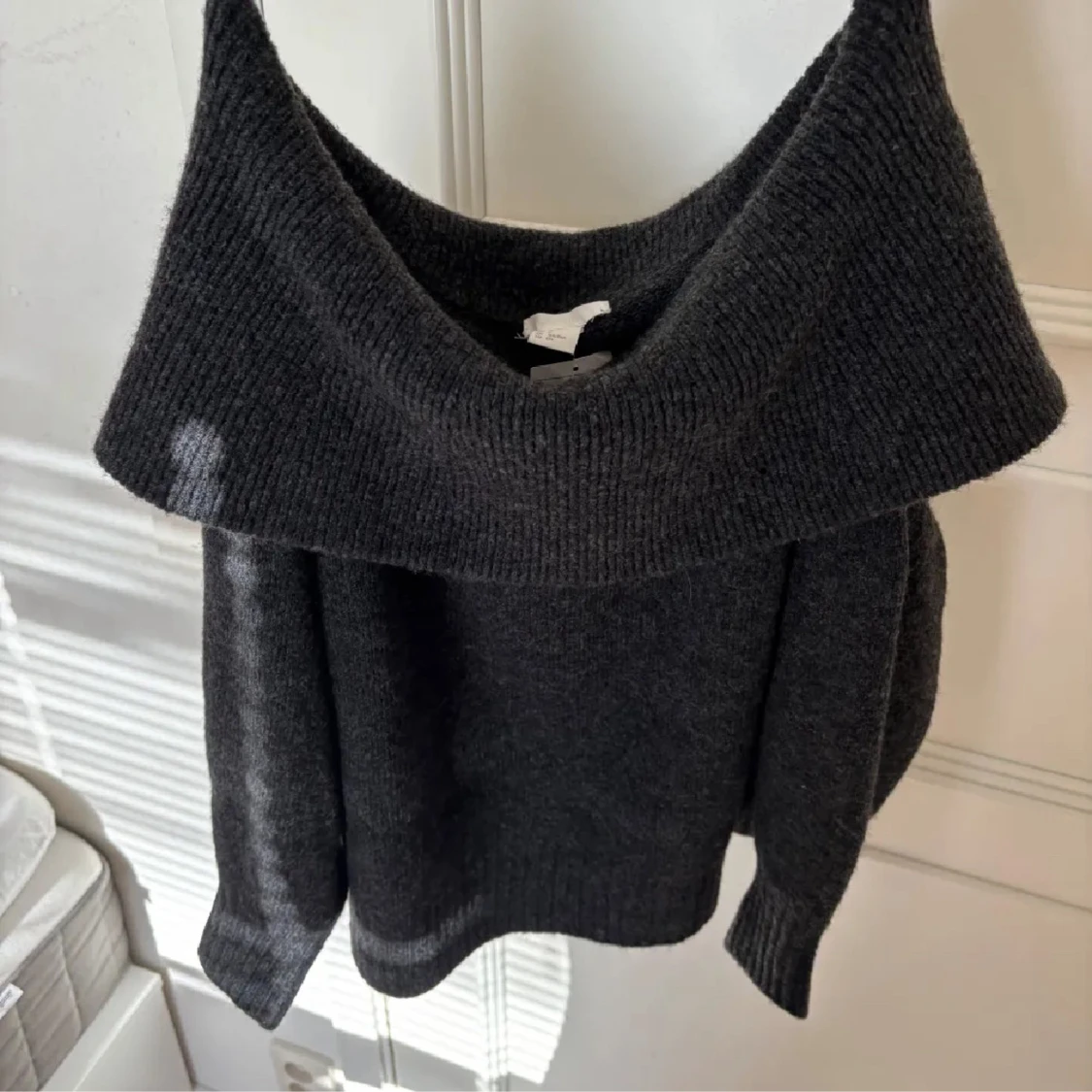 Offsholder stickad tröja 