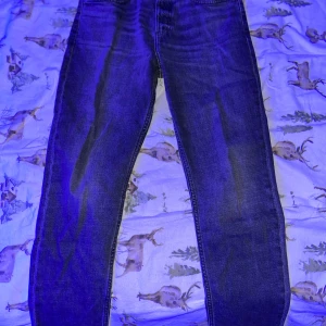 Gråa Lee jeans straight fit - Snygga grå jeans från Lee med klassisk femficksdesign och raka ben. Jeansen har normalhög midja och Lee-logga på bakfickan samt läderpatch bak. Perfekta för dig som gillar en tidlös och clean look. Hör av er!