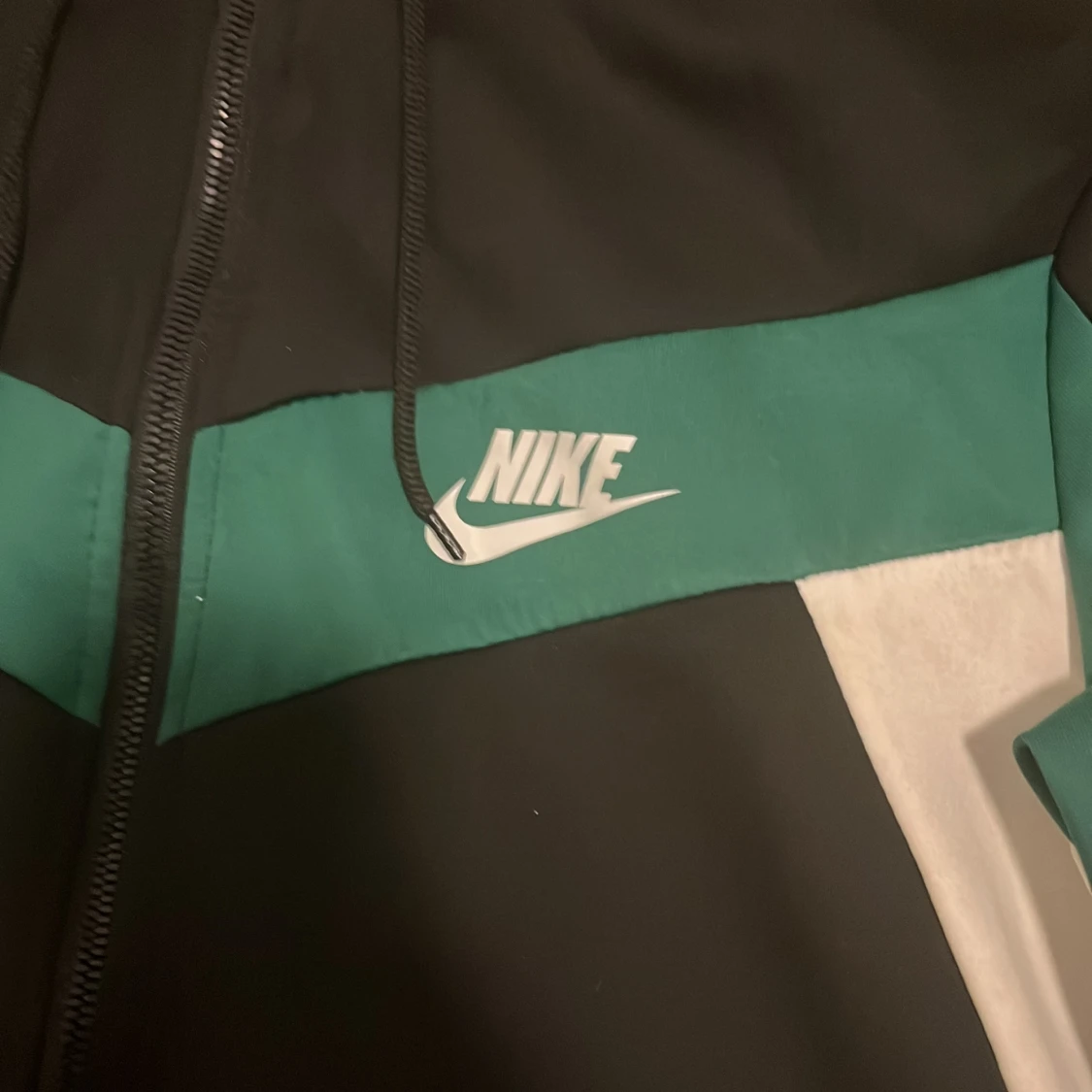 Nike svart och grön vindjacka med huva - 1