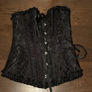 svart korset  - säljer min svarta korset då den inte passade mig🥰 