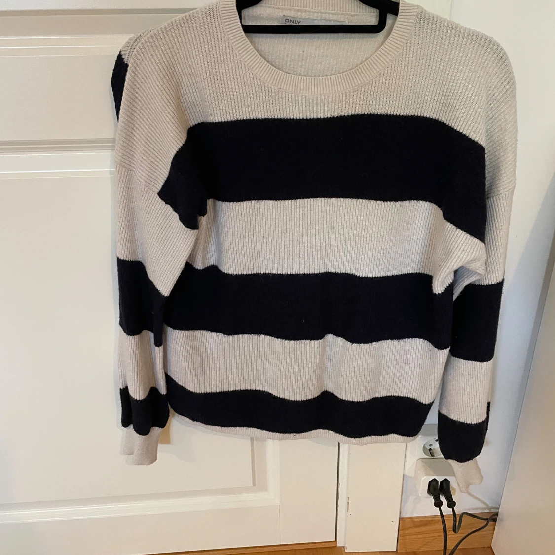 Randig stickad tröja från ONLY