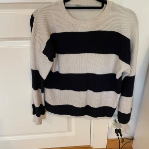 Randig stickad tröja från ONLY - Säljer en stickad tröja från ONLY i storlek S. använd men i bra skick