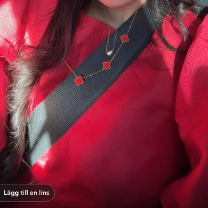 Röd puffärm blus från Vero Moda - Säljer en röd blus från Vero Moda med dramatiska puffärmar och rund halsringning. Toppen har en lätt glansig finish och knytning i nacken. Perfekt för dig som vill sticka ut med en färgstark och trendig look.