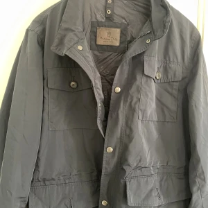 Massimo dutti fieldjacket. - Svin snygg. Bra kvalite. Jätte bra pris! Skriv vid frågor😊