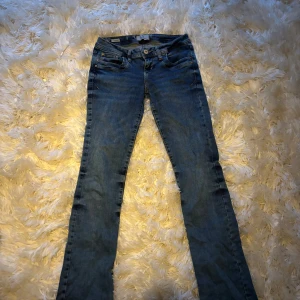 Ltb jeans - Mörkblå ltb jeans, storlek 26/32. Innerbenslängd ca 79 cm, midjemått är ca 37cm. Jättebra skick, inga defekter! Tidigare var det ett snöre i jeansen som funkade som resor, har nu tagit bort det och därför är det några mindre hål på insidan. Syns/märks inte på något sätt!