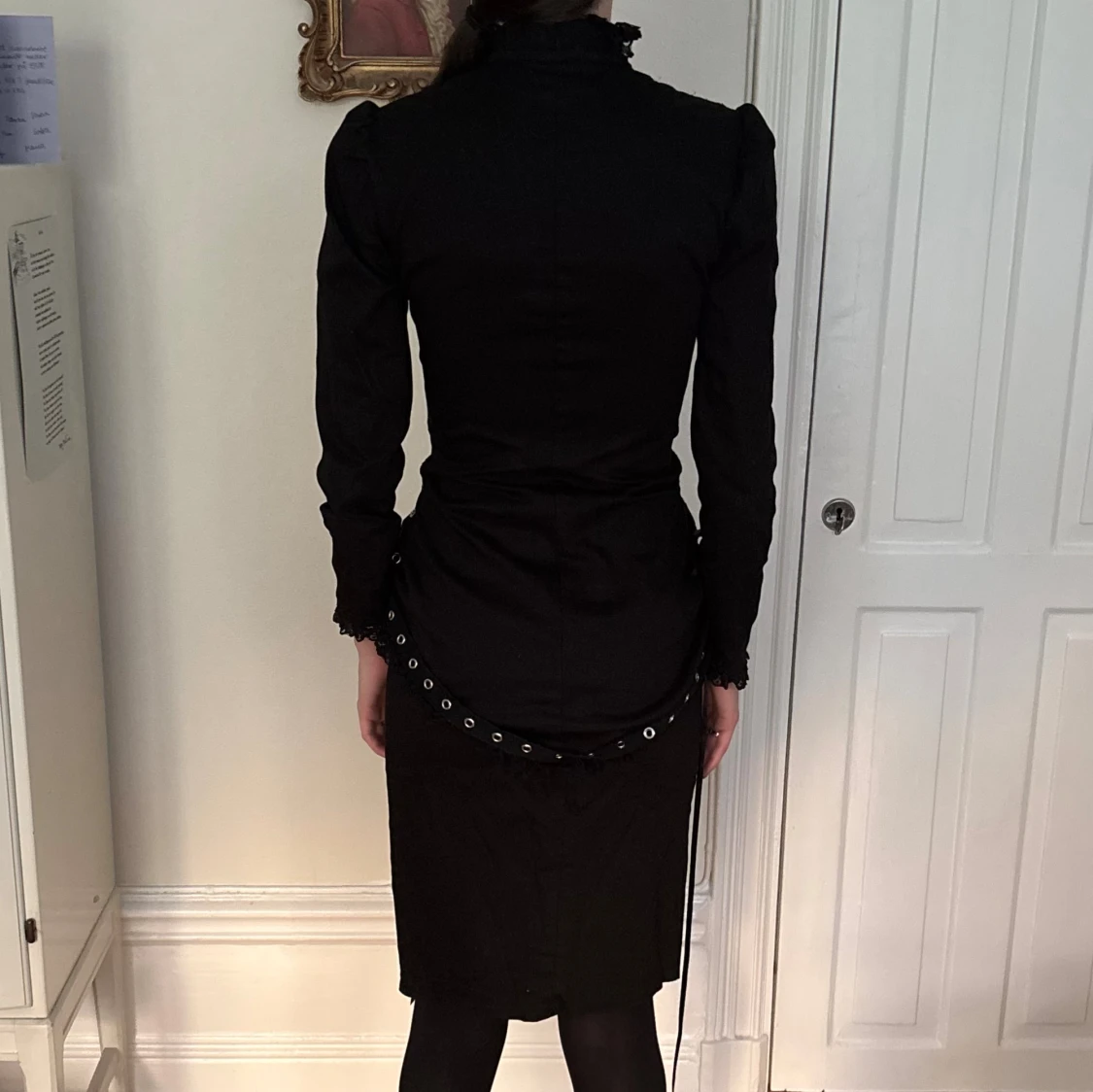 Svart kostym med snörning - 4