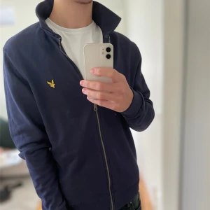 Marinblå zip-kofta från Lyle & Scott - Sjuk fet passform | skick 7/10✅skriv vid frågor eller funderingar!