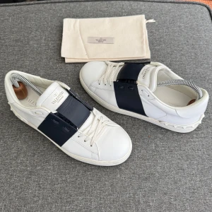 Valentino Open | 40 - Valentino Open sneakers | Original dustbag ingår | Storlek 39, passar 39-40 | INGA BYTEB | Fraktar spårbart eller möts upp i Täby 
